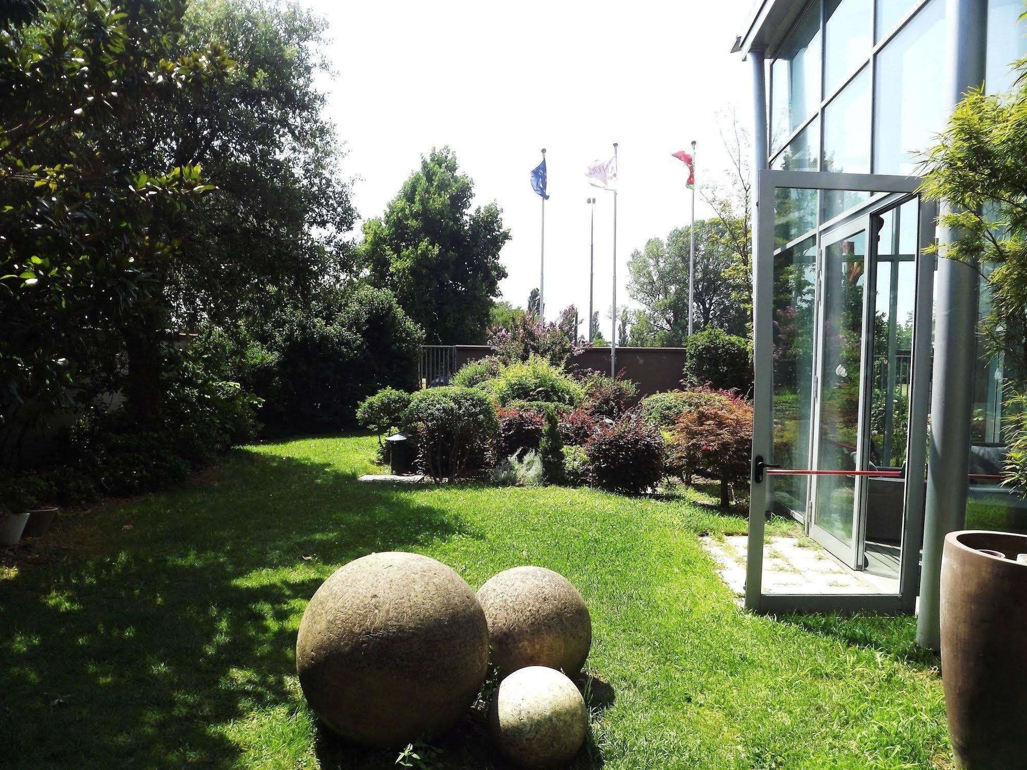 Hotel For You Cernusco Sul Naviglio Exterior foto