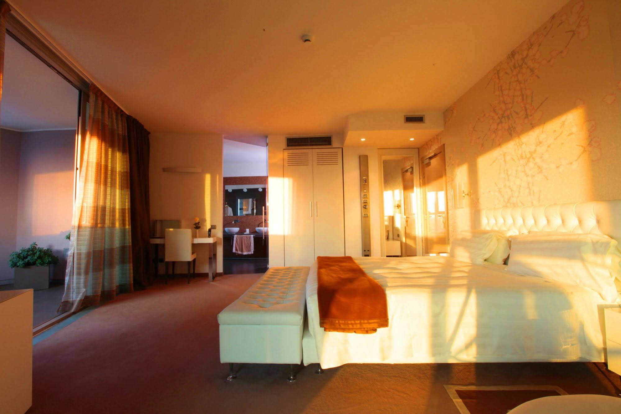 Hotel For You Cernusco Sul Naviglio Exterior foto