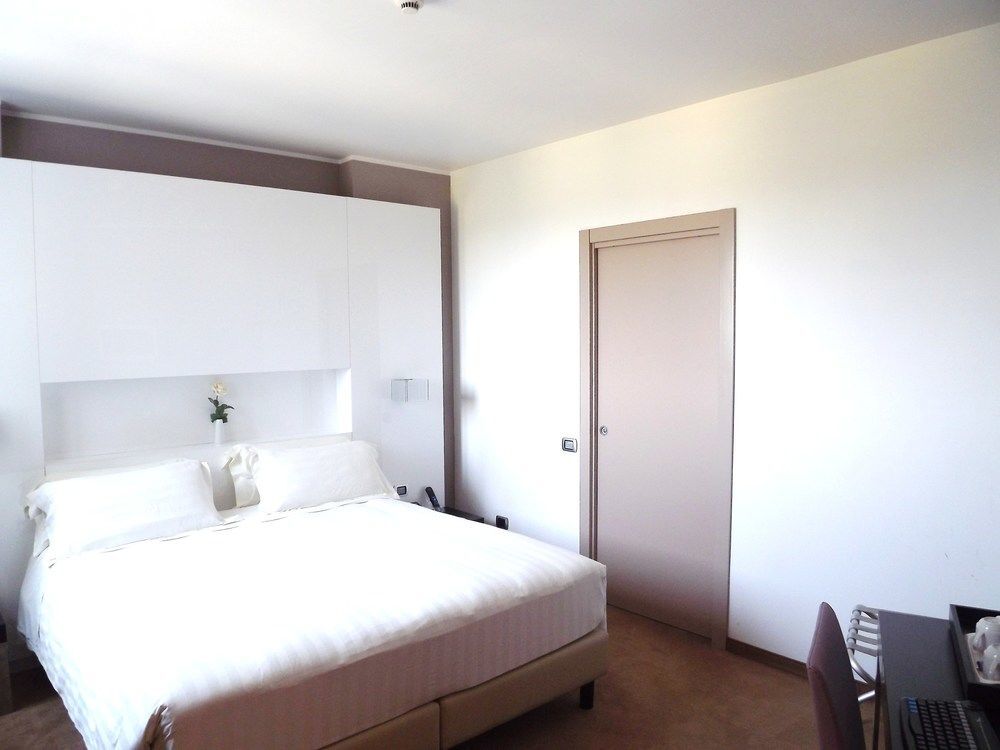 Hotel For You Cernusco Sul Naviglio Exterior foto
